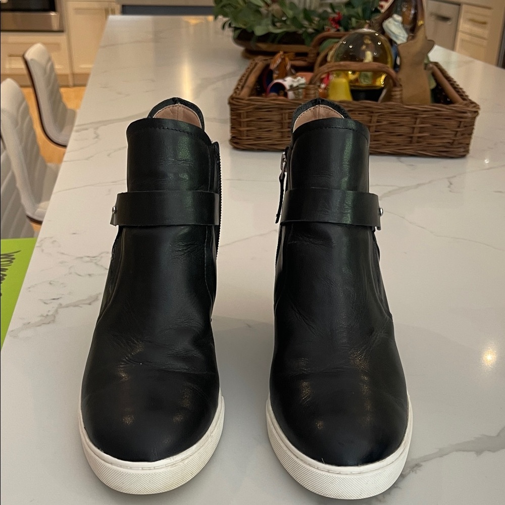 Elegant Black Leather Wedge Sneakers - Picture 10 of 11